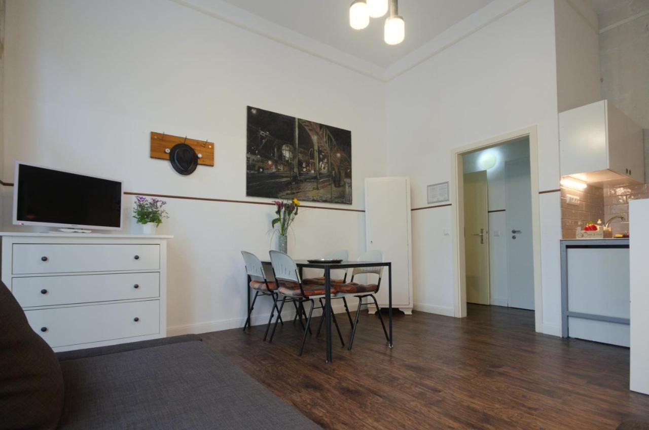 Altbauwohnung Mit 3 Baedern Berlin Extérieur photo